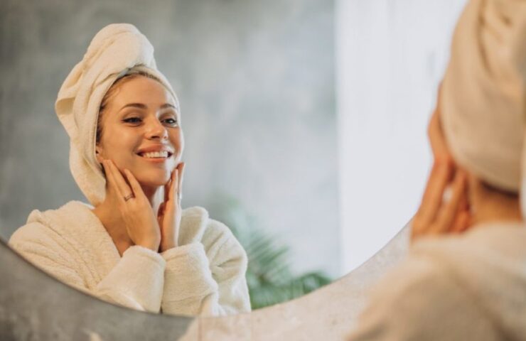 woman-home-applying-cream-mask-1030×580-1